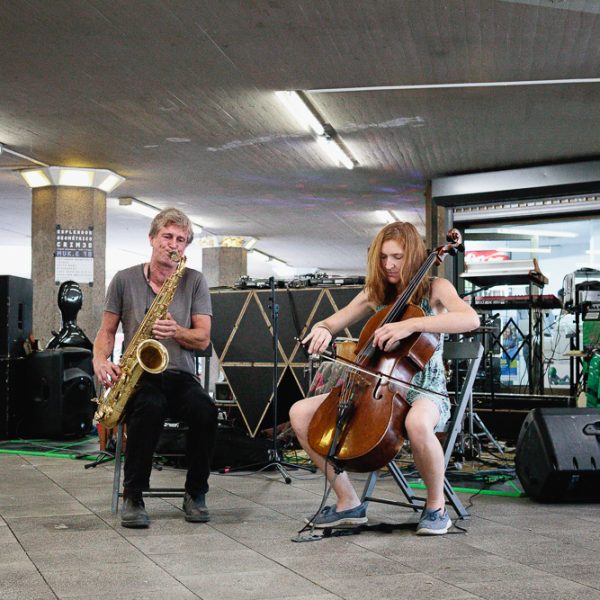 Sommerfest Ebertplatz, Elisabeth Coudoux (Cello) und Marc Müller (Saxophon), Juli 2018, Foto: Astrid Piethan